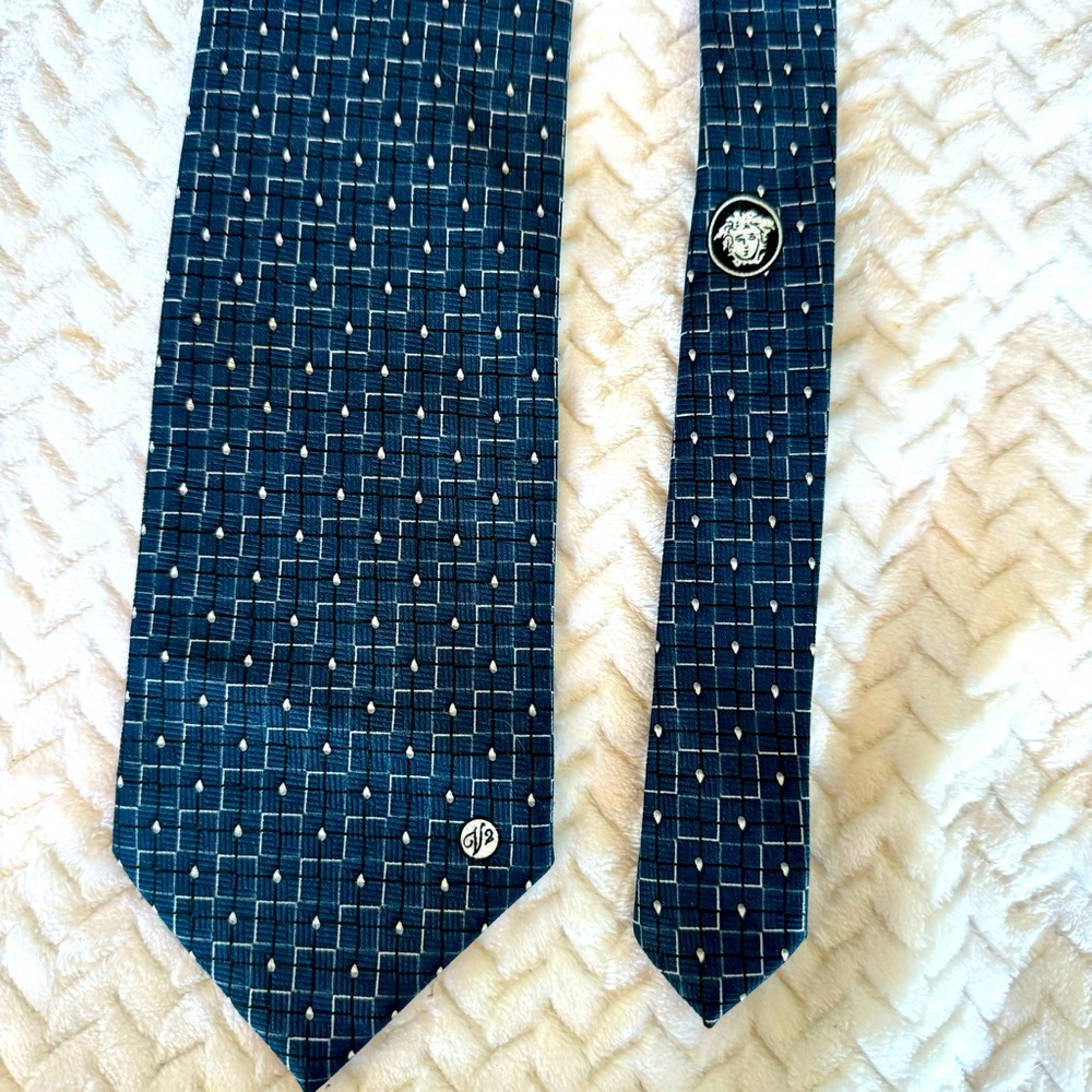 Versace Classic V2 Silk Necktie in Navy and Black Pattern Handmade in Italy